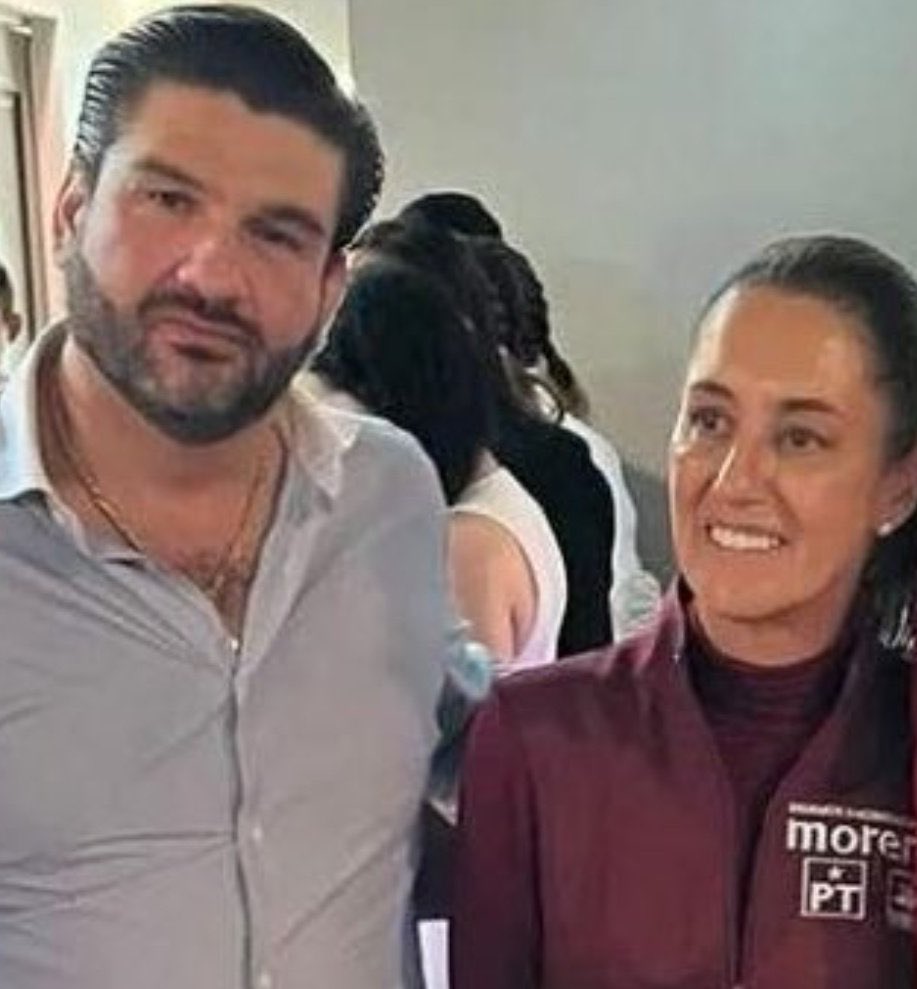 FerUSoto1's tweet photo. @rolandozanca @eduardover21123 Nunca sabremos como que chingados hace el abogado del mayo con la presidentA y nada más para no desaprovechar el texto @lopezobrador_ CHTPM con todo respeto claro HDTRPM https://t.co/5wlPqjyRAd