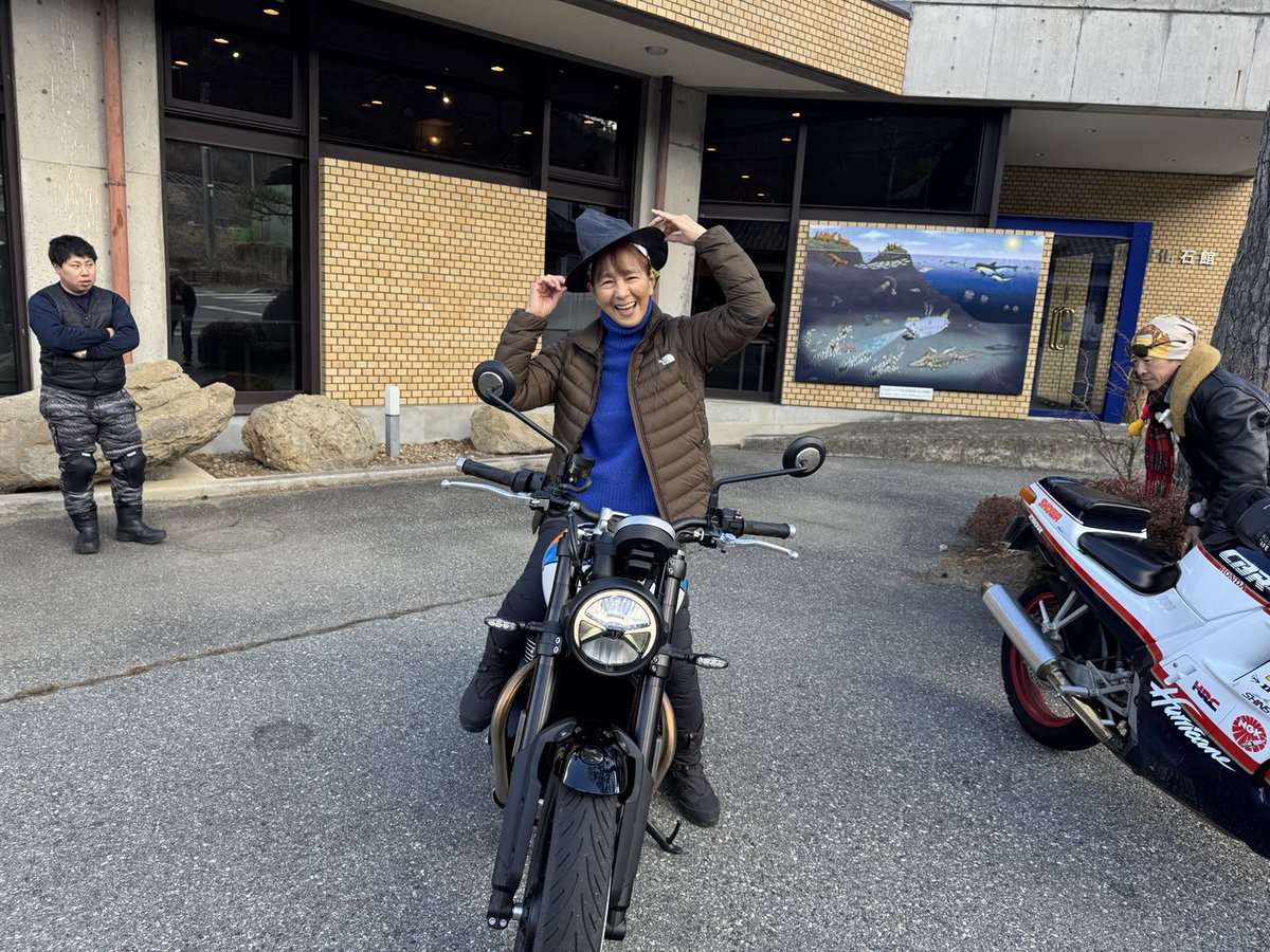 reoreiko's tweet image. トライアンフのSPEED TWIN900。トライアンフ松本さんが試乗車を持ってきてくれました。生まれたてホヤホヤ。足がべったりついて、軽くて乗りやすそう(^。^)