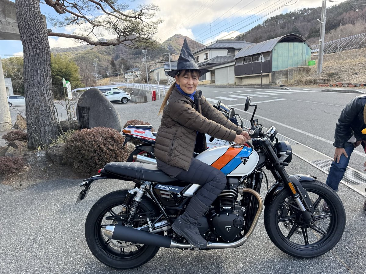 reoreiko's tweet image. トライアンフのSPEED TWIN900。トライアンフ松本さんが試乗車を持ってきてくれました。生まれたてホヤホヤ。足がべったりついて、軽くて乗りやすそう(^。^)