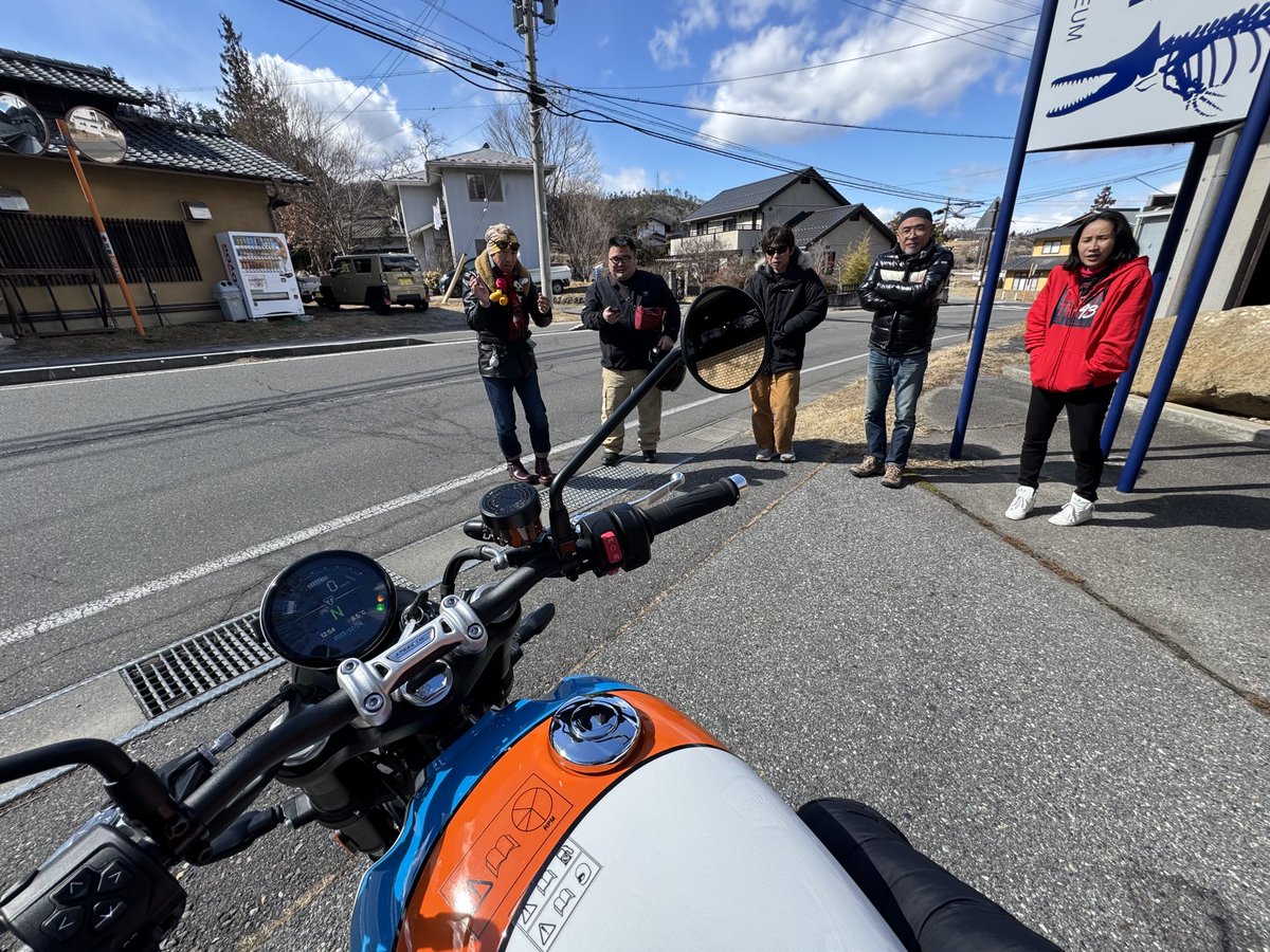 reoreiko's tweet image. トライアンフのSPEED TWIN900。トライアンフ松本さんが試乗車を持ってきてくれました。生まれたてホヤホヤ。足がべったりついて、軽くて乗りやすそう(^。^)
