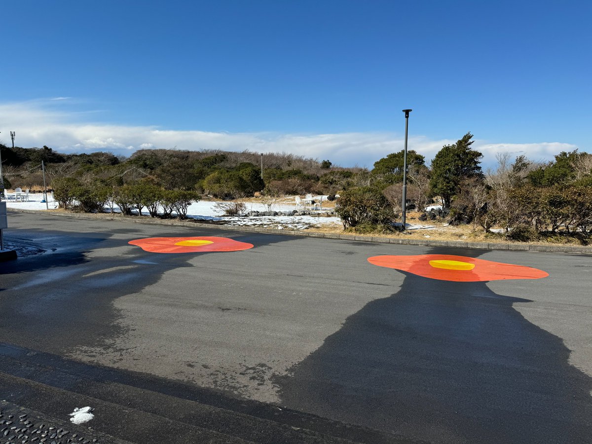 ohshimaonsen's tweet image. こんにちは、大島温泉ホテルでございます。
ここ最近ちらちらと雪が降る日が出てきており、三原山の方面はきれいな雪景色が広がっています。一面銀世界とまでは行きませんが、いつもとはまた違った雰囲気をぜひ味わいにきてください😋
#大島温泉ホテル