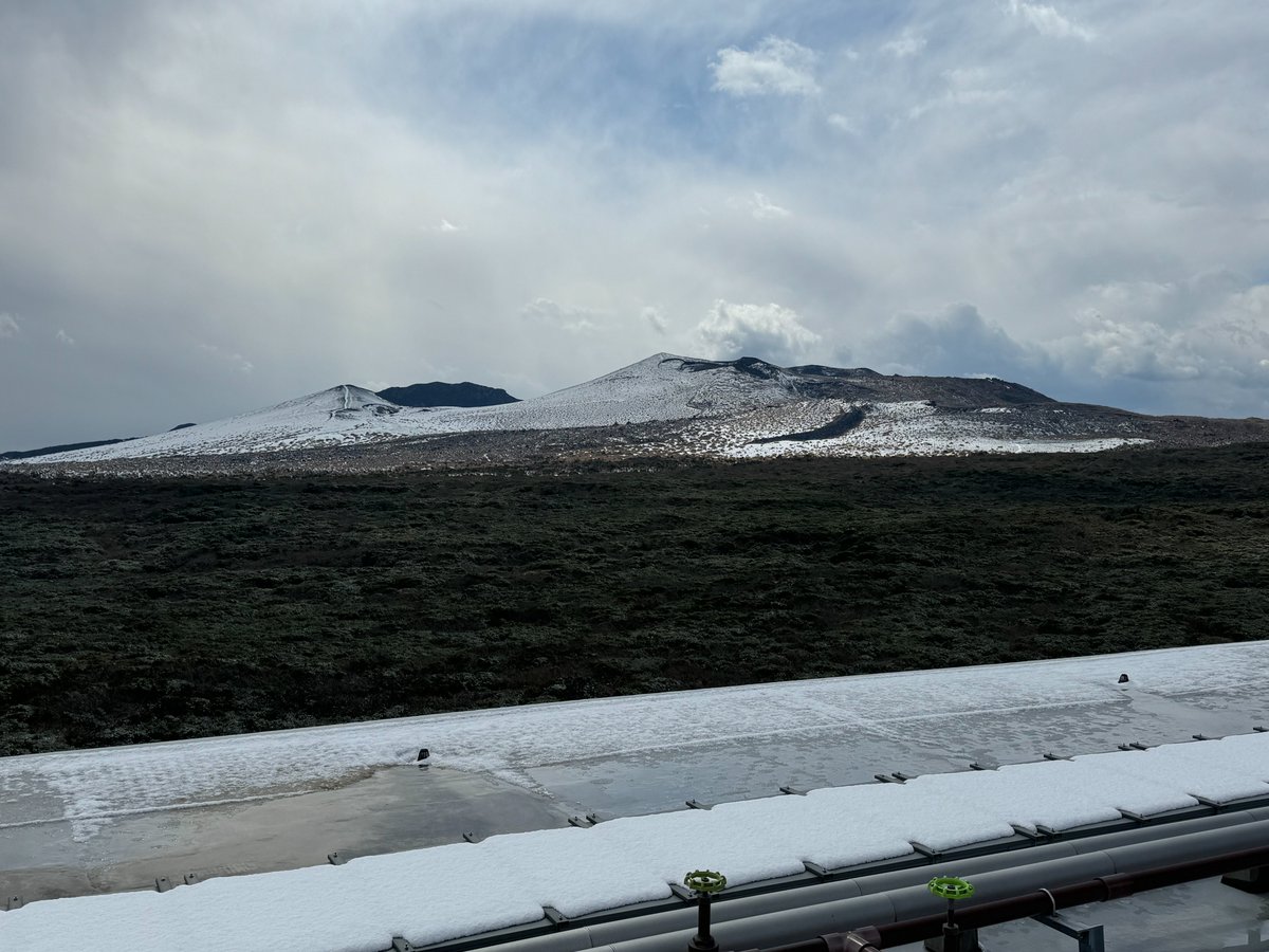 ohshimaonsen's tweet image. こんにちは、大島温泉ホテルでございます。
ここ最近ちらちらと雪が降る日が出てきており、三原山の方面はきれいな雪景色が広がっています。一面銀世界とまでは行きませんが、いつもとはまた違った雰囲気をぜひ味わいにきてください😋
#大島温泉ホテル