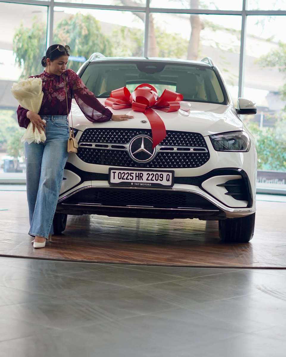FattoFabSuman's tweet photo. When I was working and struggling, I had promised myself that I would gift myself a [Tara], and here it is. 

I feel so blessed, happy, and overjoyed, with my new Mercedes GLE 400!

#fattofab #believe #healing #positivity #selflove  #selfloveclub #selfloveheals #selflovery https://t.co/g0DGRC8PdI