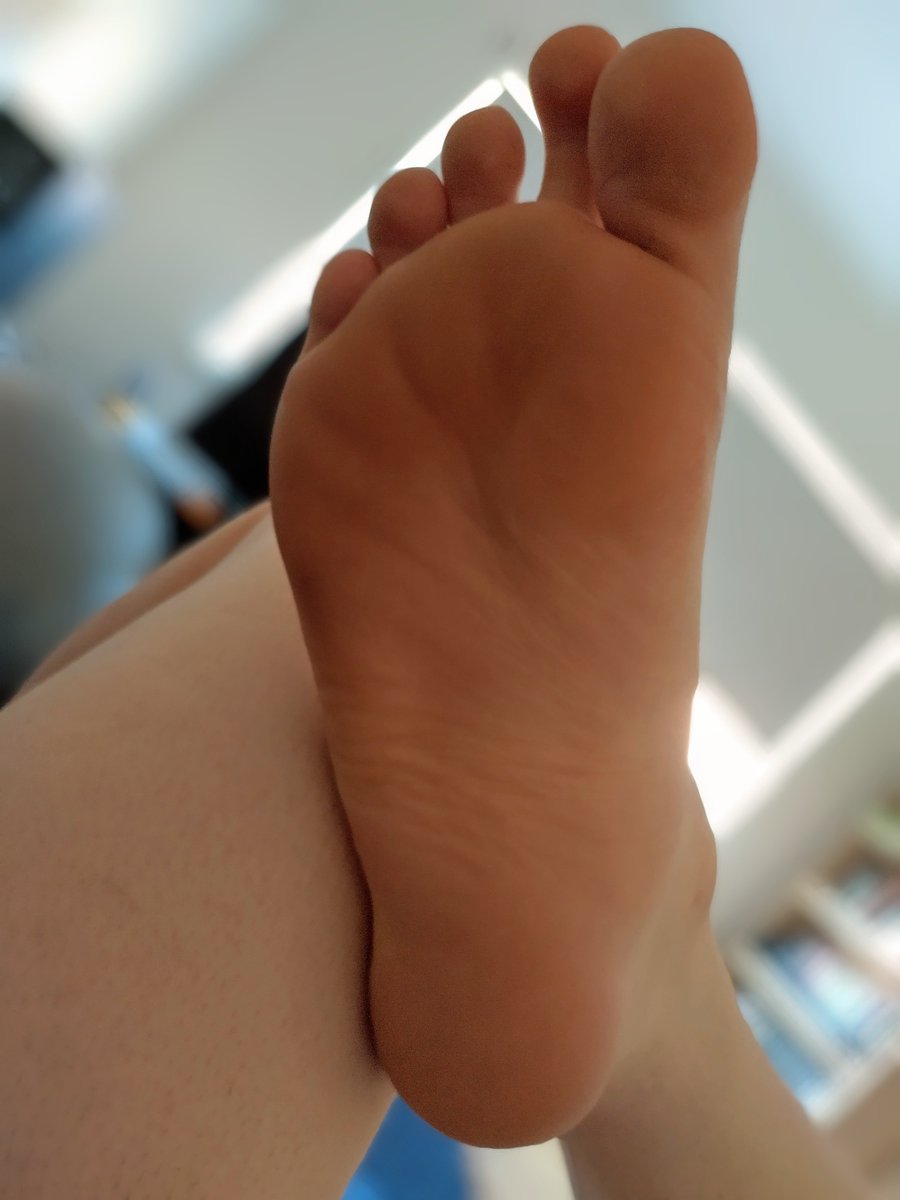 soft_from's tweet photo. Light seems to worship my soles so what chance to do have~? 🤭

Stare and rub cuties 😘 https://t.co/6maZUn6a4g