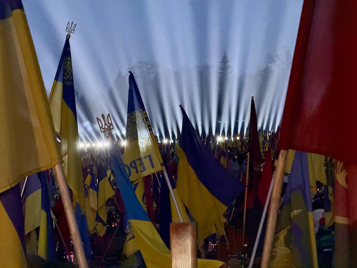 Чому - це просте слово, і його часто вживають діти, 
Щоб спитати, чому небо блакитне, а трава зелена. 

Ми ж питаємо, чому саме ми і чому саме так. 
Чому мирні міста, чому діти, чому звʼязані за спиною руки. 

Чому саме за Україну, чому саме проти нас і чому тривога лунає щодня і