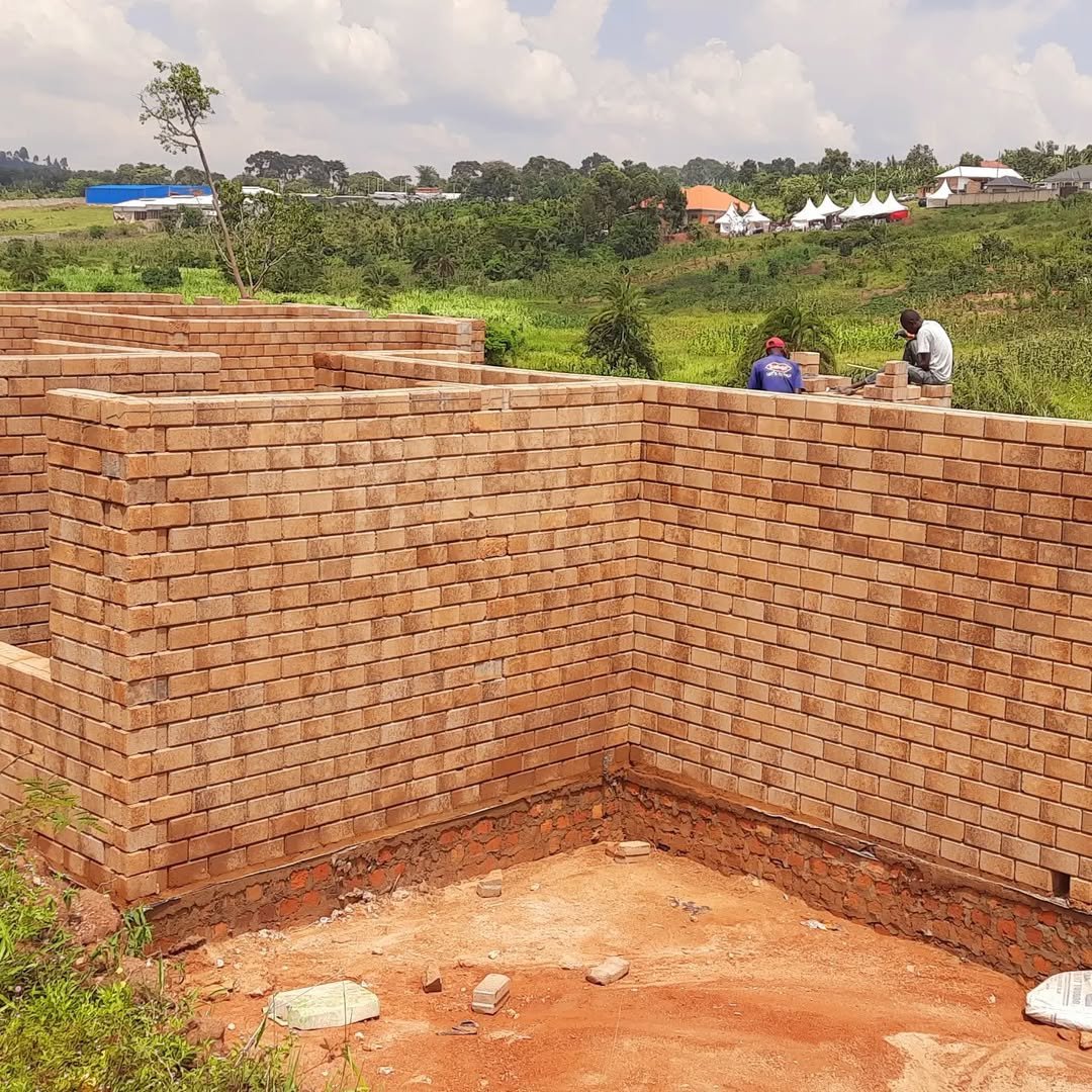 WAJENZIBORA's tweet image. Okoa zaidi ya 30% ya gharama za ujenzi kwa kutumia Interlocking bricks
FAIDA
-Hazijengewi kwa kutumia udongo wala cement
-Huna haja ya kupiga Plasta
-Bei nafuu kulinganisha na Tofali za kawaida
.
Bei ni Tsh.700/= Dar, Mikoani ni Tsh.800/=
.
Tupigie 0764-635014/0752-465014