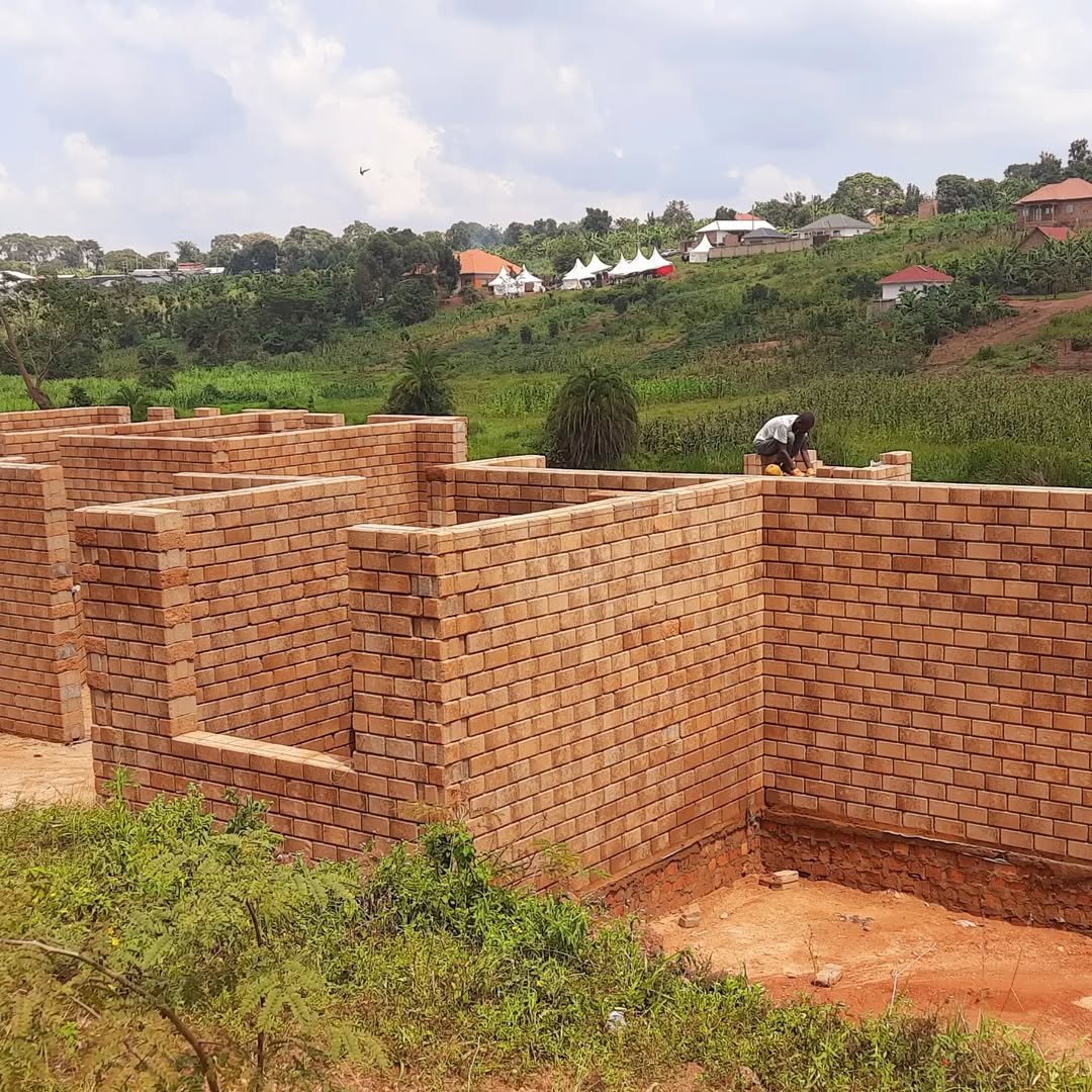 WAJENZIBORA's tweet image. Okoa zaidi ya 30% ya gharama za ujenzi kwa kutumia Interlocking bricks
FAIDA
-Hazijengewi kwa kutumia udongo wala cement
-Huna haja ya kupiga Plasta
-Bei nafuu kulinganisha na Tofali za kawaida
.
Bei ni Tsh.700/= Dar, Mikoani ni Tsh.800/=
.
Tupigie 0764-635014/0752-465014