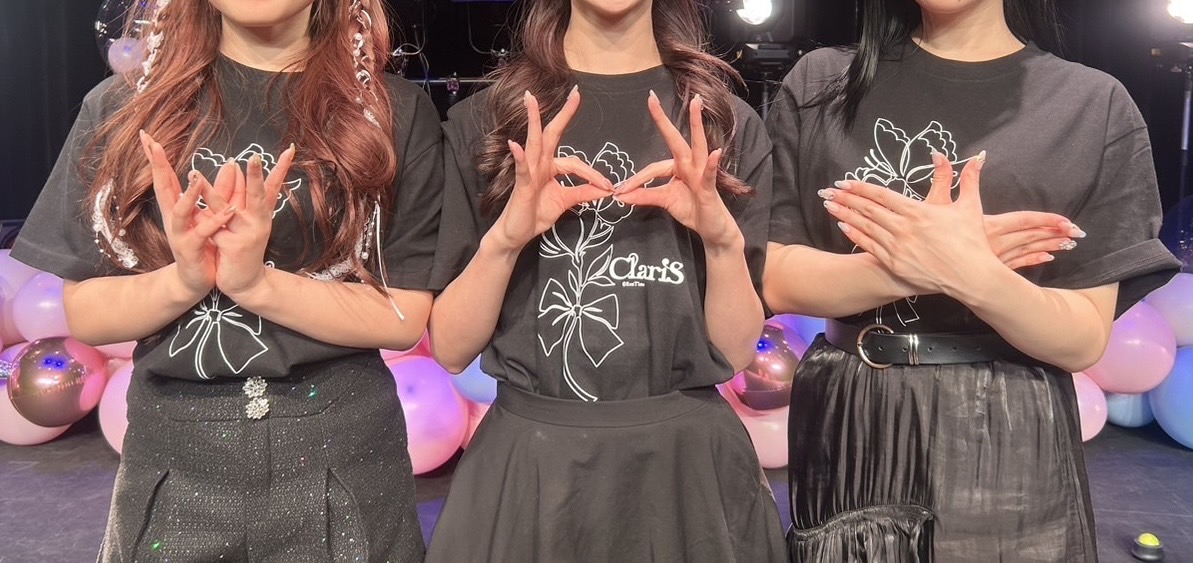 ClariS_Staff's tweet photo. もう少しで3人になって初のFCイベント「ClariS Room Event ~I’m happy to meet you•••♡~」が始まります🗝

きっとエリーとアンナのキャラクターや、3人になってからどんな風に過ごしてきたのかたくさんお話できる時間になると思うので、一緒に楽しんでくれたら嬉しいです🥰

グッズも可愛く仕上がっているので、ぜひゲットしてね🌼🎀🦋🤍

#ClariS🧡🩷🩵
#ClariS第3章  #クララ #エリー #アンナ
#ClariSRoom