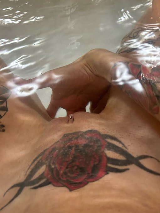 New vids and new pics! #playwithme  
https://t.co/kb4qoe6R95 https://t.co/yCWzzOVpVN