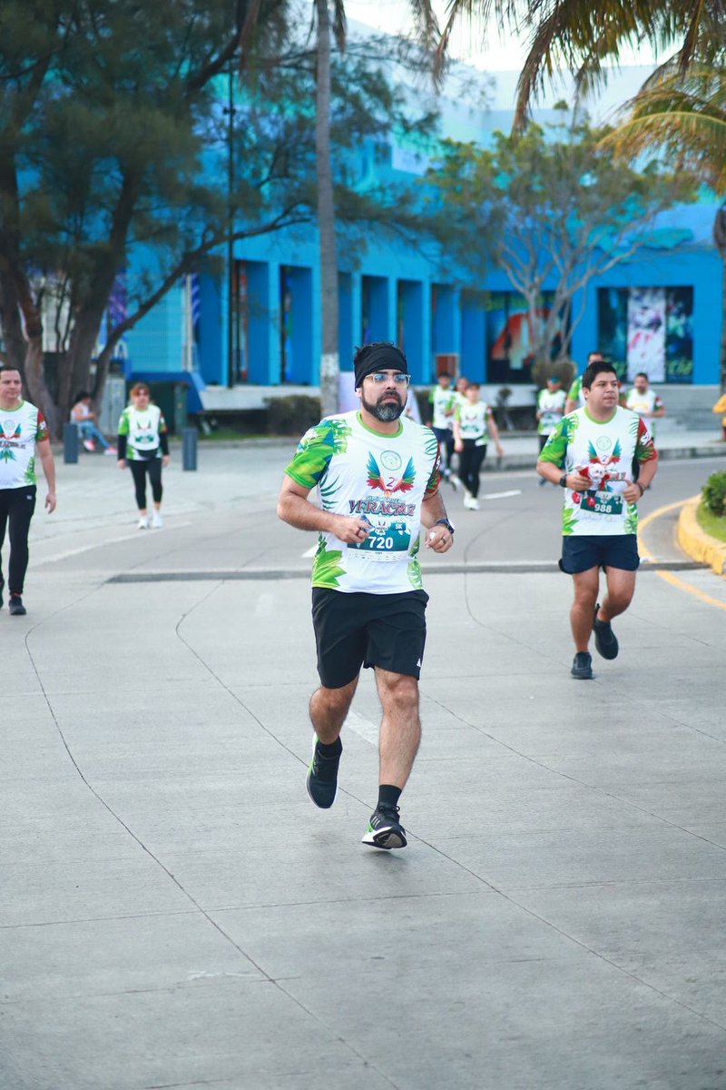 vanb3tinho's tweet photo. Hace 4 meses no podía correr por mi lesión en rodilla y mala alimentación y hoy terminé una carrera de 5K en 30min 😉 https://t.co/T567Yb0RR2