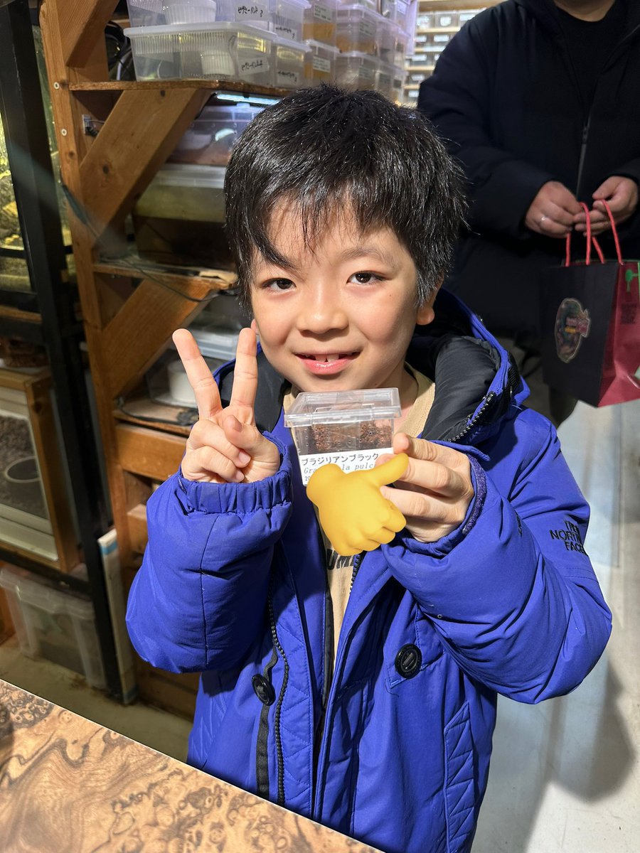 念願のタランチュラデビュー✨️

8歳のお誕生日に欲しかったブラジリアンブラックを買ってもらった子！

お父さん、お母さんと数週間前から何度も足運んでくれてとうとう誕生日の今日お迎え🎂🎉