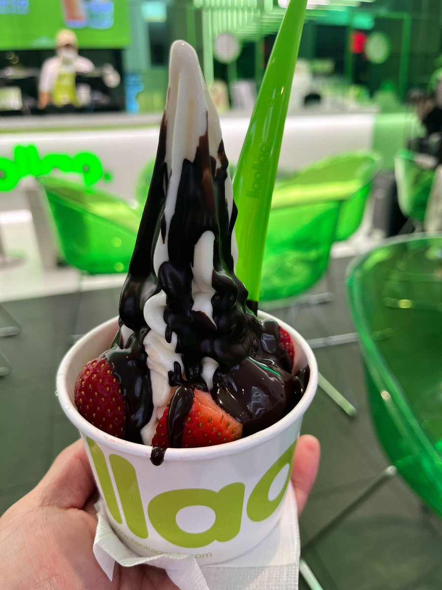 CrusherKimura's tweet image. 急遽できた自由時間 → llaollaoで甘やかしタイム

#llaollao #PavilionKL #チョコがけ最強