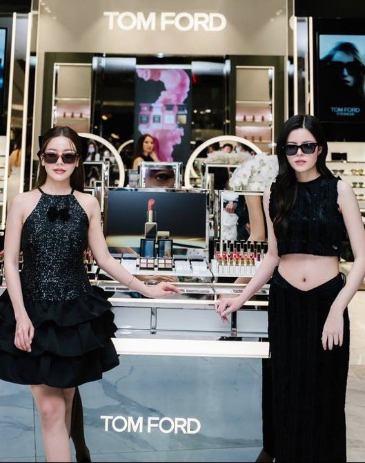 FayMay_TW_'s tweet photo. 2025.02.24_🕶️🖤
📷：From May‘s IG post 
#TOMFORDSUMMER24 #TOMFORD #TOMFORDeyewear #TOMFORDsunglasses #Eyelinkvision
#TOMFORDBEAUTYTH #CONSIAM
#maywyda
#fay_riezz
#FayMay https://t.co/K77yxd4bMH