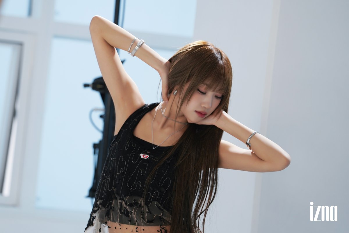 [Behind📷]

Cover by izna CHOI JUNG EUN Behind Photo

🔗 artist.mnetplus.world/main/stg/izna/…

#izna #이즈나
#CHOIJUNGEUN #최정은