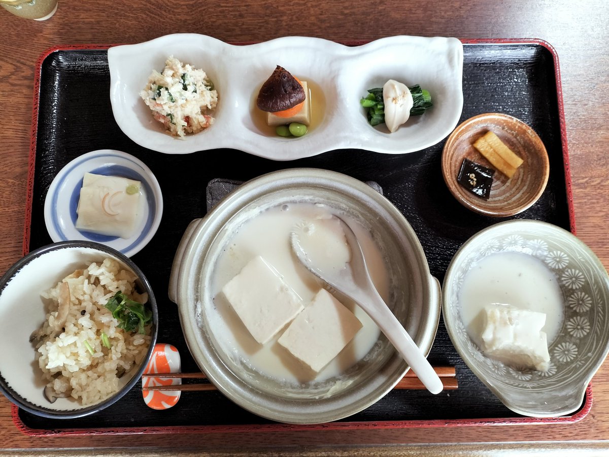 HbHcci's tweet photo. 今日は埼玉県長瀞町にある豆腐料理のお店の「うめだ屋」さんに来てます。
冬のお豆腐ランチと、食後に豆腐レアチーズケーキを食べました。
自家製豆腐の豆乳湯豆腐が絶品でした。
心とカラダが温まるお店です。 https://t.co/Ipi2kCm2SP