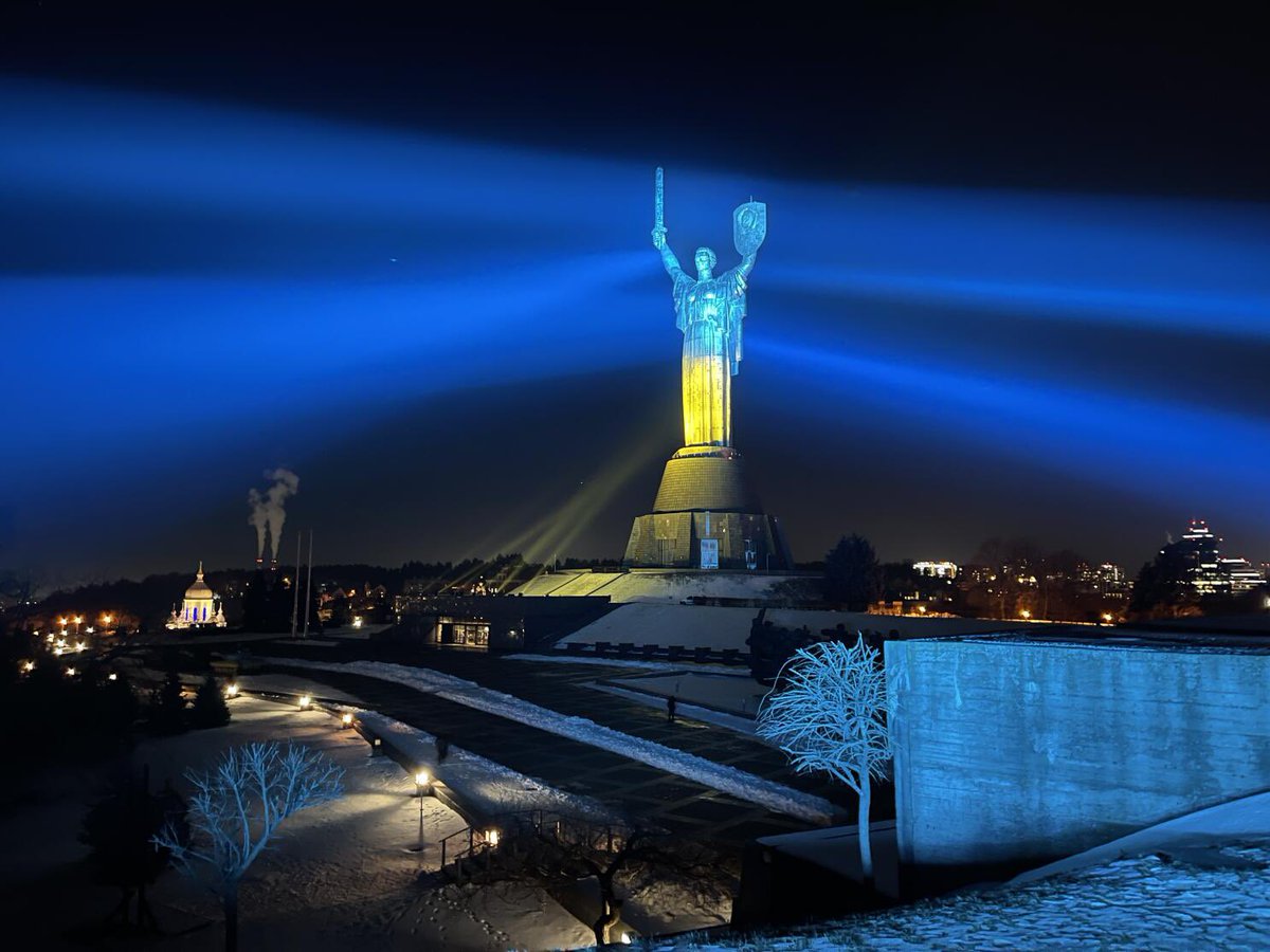Trīs gadi nepadošanās. Trīs gadi varonības. Trīs gadus, kopš Krievijas pilna mēroga iebrukuma, Ukraina cīnās par savu brīvību un tiesībām dzīvot bez bailēm un terora.
Lai 2025. gads nes uzvaru! 

Хай Україна буде вільною, сильною та мирною! Ми з вами. Слава Україні! 💙💛