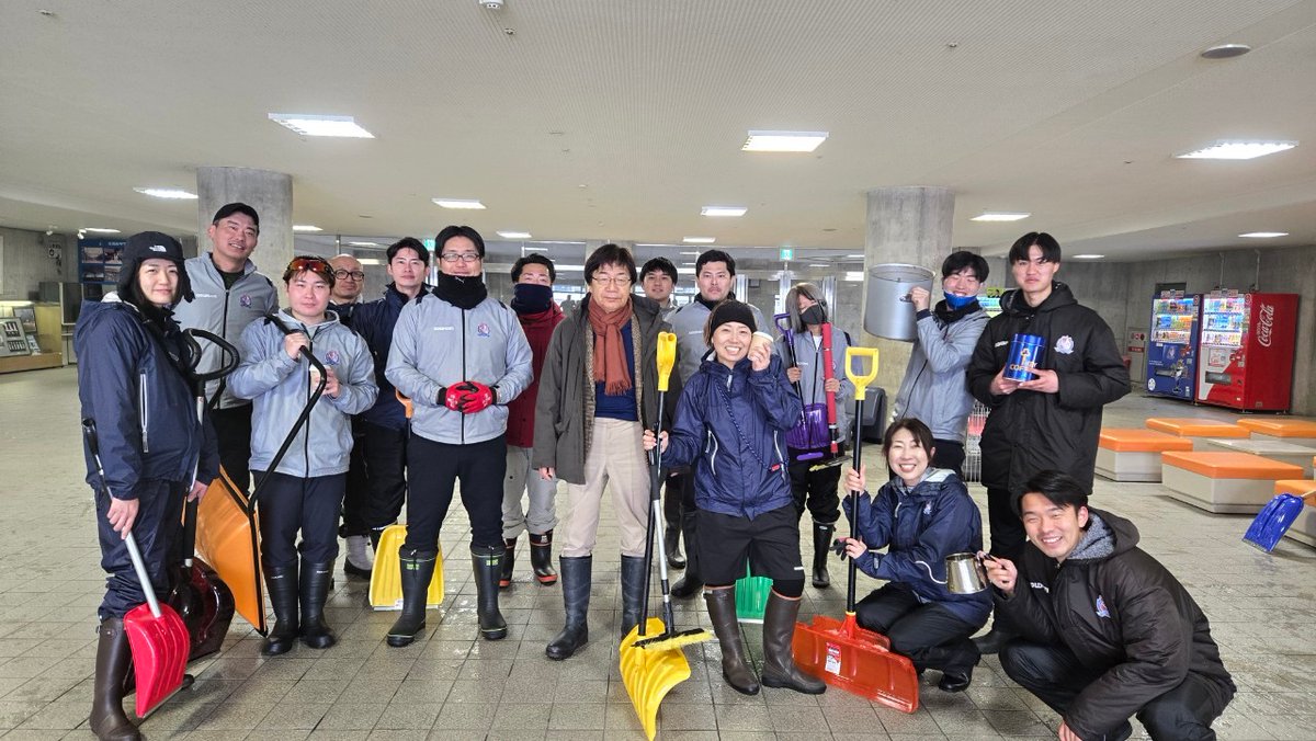 katallertoyama's tweet photo. ／
除雪大作戦⛄
＼

3連休の最後にも関わらず400名以上の方々にお集まりいただき、本当にありがとうございました‼️
みなさんのおかげで試合できそうです！

ホーム開幕戦🆚#ヴァンフォーレ甲府
チャレンジ1万人！
ご来場お待ちしております。

試合情報👇
https://t.co/zBY3T4hY1K

#カターレ富山 https://t.co/qo0mo7S1vw