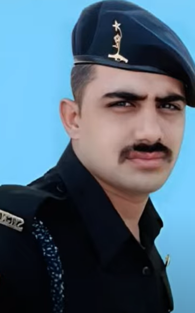 MonikaJuyall's tweet photo. No fan of #IndianArmy  will pass without liking this post 
🙏 Jai Hind 
 Bharat Mata Ki Jai
#INDvsPAK
#ViratKohli𓃵
#ChampionsTrophy
#ModiInGISMP
#KairosoftRightsIssue
#HardikPandya
Babar
#Dragon https://t.co/kEfb1VfKgn