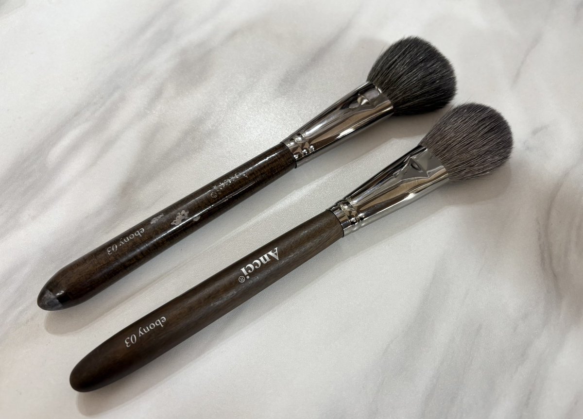 okame_cosme's tweet photo. 同じebony03のチークブラシ、5年ぶりに買い替え!比べると筆広がってるけど古いのもまたまだいける!2000円の神コスパブラシ。Ancciさんのチークブラシなんだかしらないけどツイート伸びまして公式さんが喜んでくださって良かった😊本当におすすめです(`ω´)👍✨
#Ancci https://t.co/Jj9K4chTbZ