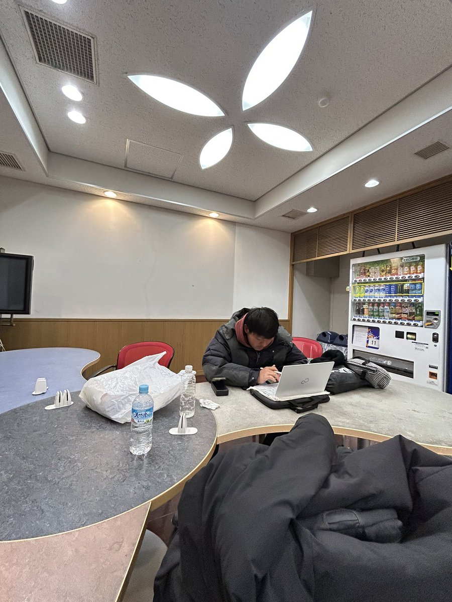 TRIDENTS_RB31's tweet photo. 部活後は頭いい先輩に勉強教えて貰えるよ！おかげで単位は余裕でとれちゃうよ！
#春から阪大
#阪大アメフト
#フル単 https://t.co/e2WRevoh6V