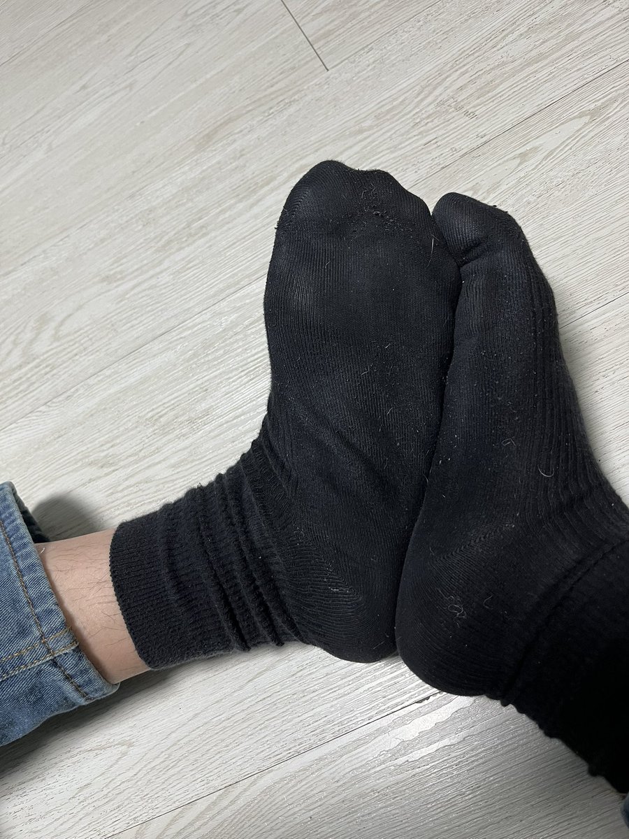 hogumi01234's tweet photo. 이틀째

킁킁

#양말 #검정양말 #검은양말 #흰양말 #남자 #남자발 #ㄱㅇ #게이 #발냄새 #맨발 https://t.co/TRmyIX3lMp