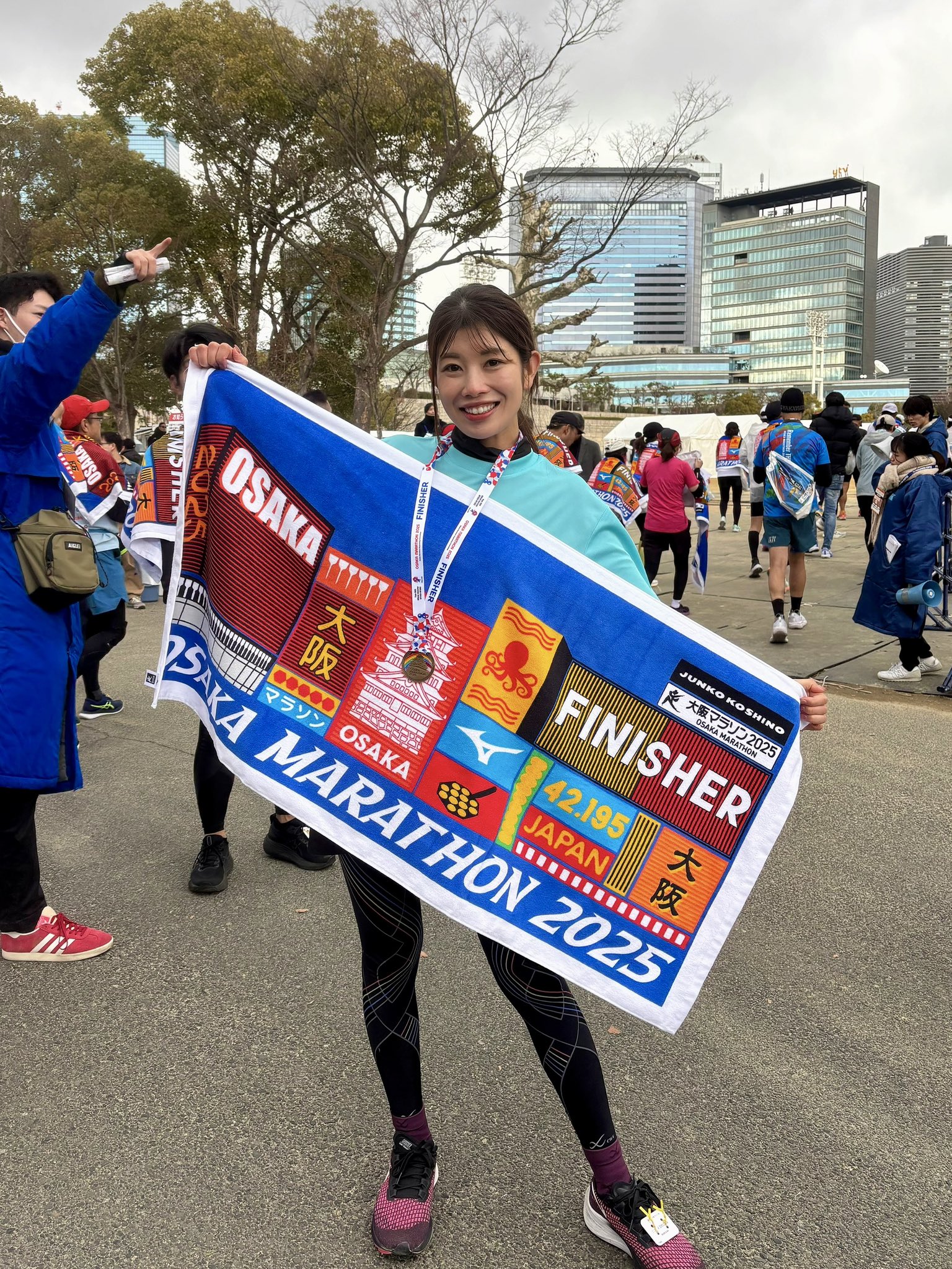 梅山茜 4時間51分29秒！無事完走でき、目標のサブ5達成できました😭😭  SNS、ランナーズアイ、そして沿道のみなさんの応援が本当に力になりました😭 メガホンや手作りボード、幟もありがとうございました📣🚩  しんどかったけど楽しかった ...