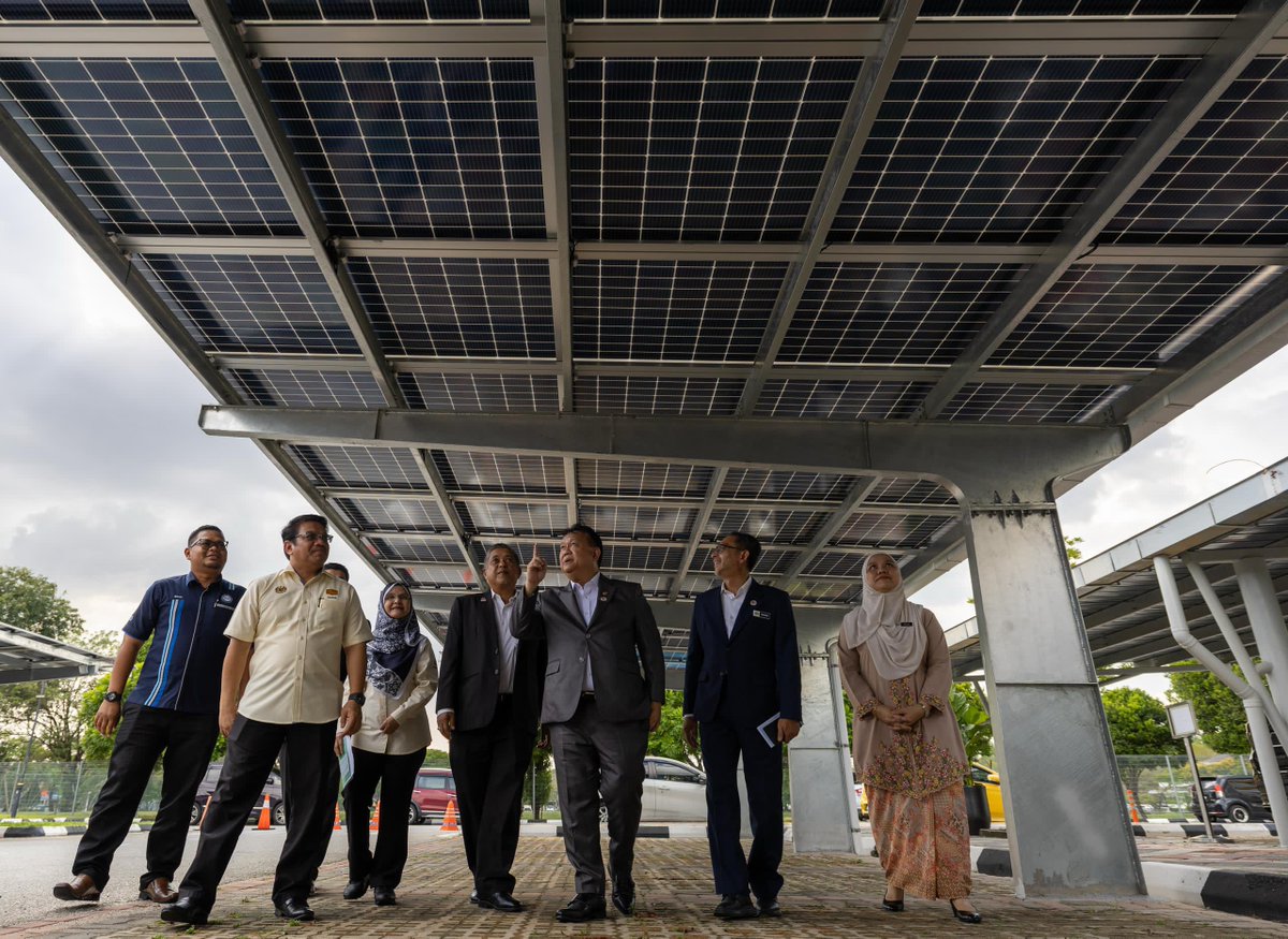 AlexNantaLinggi's tweet photo. Langkah maju ke arah tenaga lestari! 

Hari ini, berlangsung Majlis Penyerahan Projek Pemasangan Sistem Fotovolta Suria Tersambung Grid di bangunan kerajaan—usaha penting dalam mencapai sasaran pelepasan karbon sifar bersih menjelang 2050. 

Projek ini yang diterajui oleh Kementerian Ekonomi dengan Cawangan Kejuruteraan Elektrik JKR Malaysia dan SEDA Malaysia bertindak sebagai agensi pelaksana, bukan sahaja mampu membantu menjimatkan bil elektrik Kerajaan tetapi juga merintis usaha Kerajaan dalam peralihan tenaga.

Di majlis Penyerahan Projek Siap kepada JKR Selangor, Wisma Pertahanan dan Kompleks KDN sebentar tadi, saya turut kongsikan perkembangan pelaksanaan projek ini yang juga telah disiapkan di Parlimen Malaysia dan Pusat Latihan Keselamatan Perlindungan Malaysia (ILKEM).