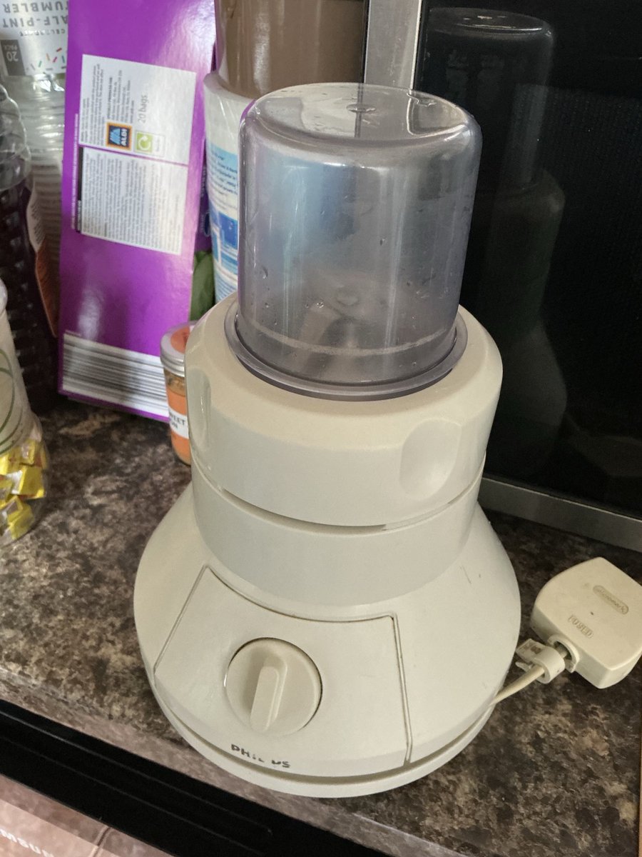 KaySoyemiEsq's tweet image. My first gift to my significant other half in 1993.

Still going strong in 2025.👍🏾👊🏾💪🏾

#PhilipsBlender