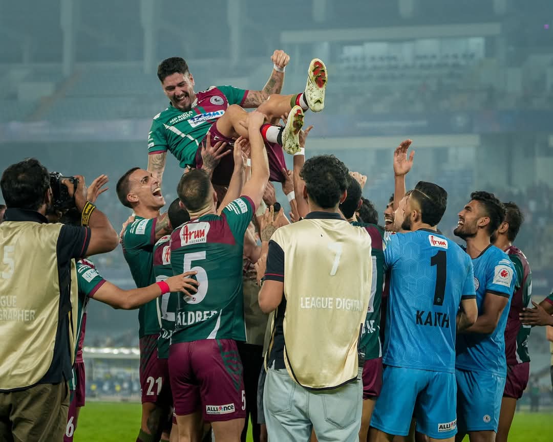 BMTOfficial2019's tweet photo. Hamara Shahenshah @dimi_ss 👑🤙💚❤️
#DimiPetratos #MBSG #JoyMohunBagan #আমরাসবুজমেরুন #ISLLeagueShield #Champion #MohunBaganSuperGiant #ISL11 #বাদুড়িয়ামোহনতরী #BaduriaMohunTori https://t.co/WiiB2EwZKZ
