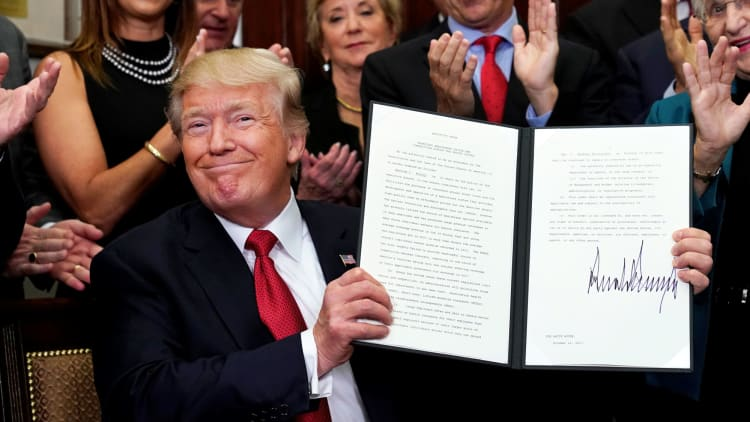 La mia top10 dei titoli degli ordini esecutivi di Trump.
Provate a rimanere seri mentre firmate.

1. "La gente viene prima dei pesci" (Putting People Over Fish)
2. "Porre fine all'uso obbligatorio delle cannucce di carta"
3. "Promuovere una bella architettura civica federale"
4.