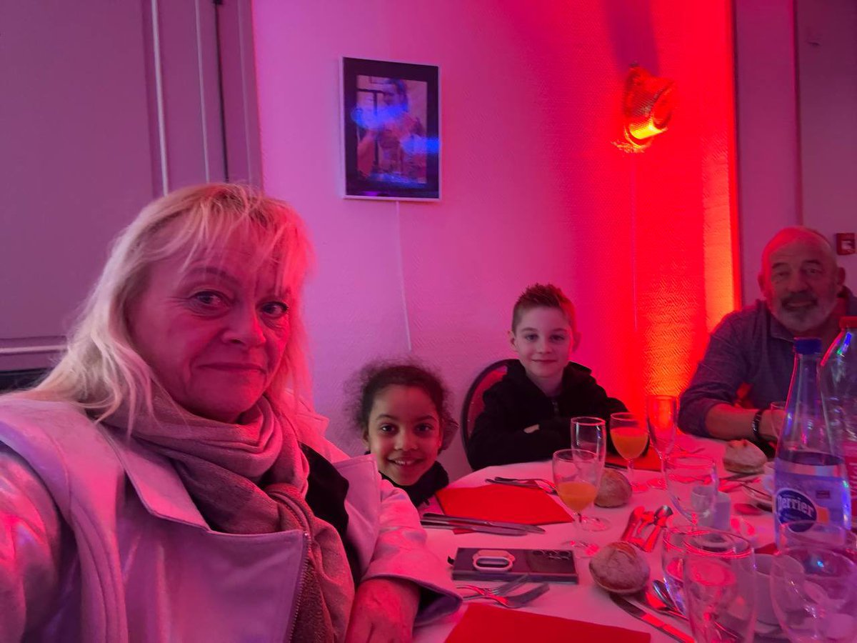 NathCarvalho91's tweet photo. Excellente soirée « Cabaret Music-Hall » samedi soir organisé par l’APAM à #millylaforet, pour son traditionnel repas de Saint-Valentin. Un excellent dîner et un spectacle haut en couleur avec la troupe de L'Etincelle et sa revue Metamorph’ose, mêlant plumes, strass et paillettes https://t.co/ExnROrrIMu