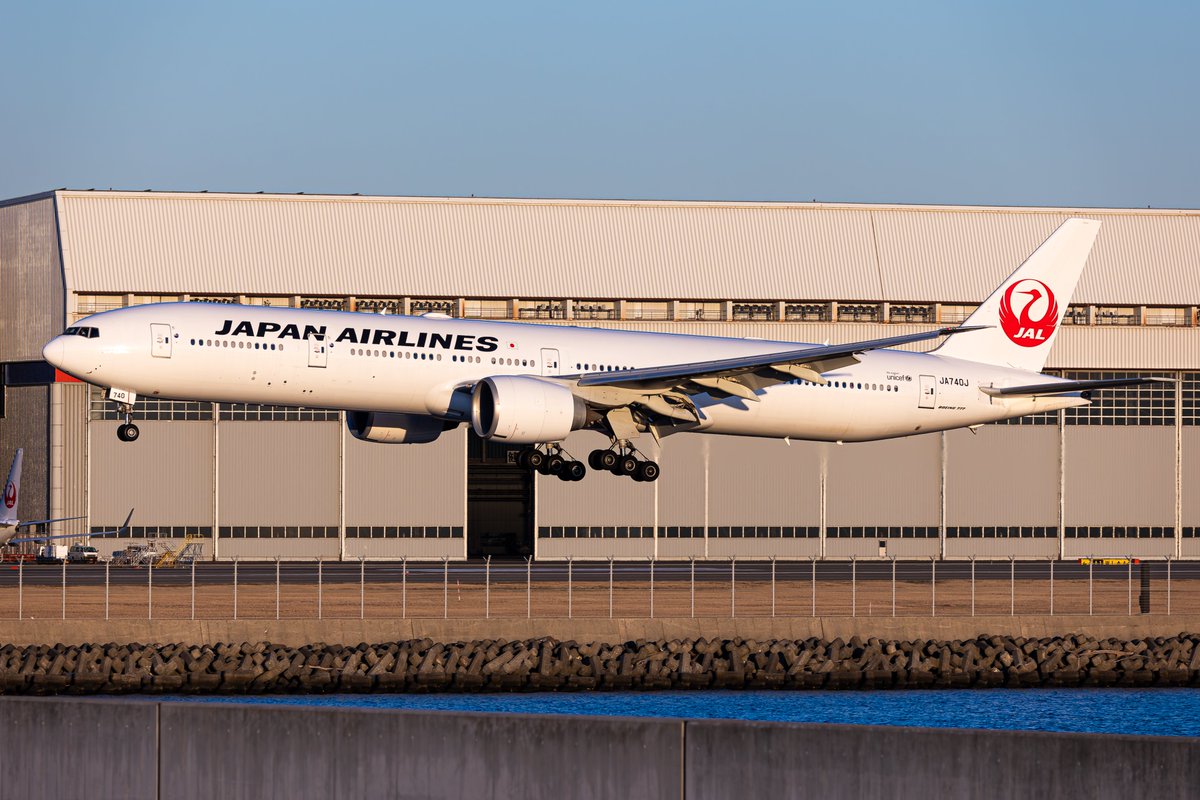 2025.02.10
Japan Airlines
Boeing 777-346(ER) JA740J
at Tokyo Int'l Airport
ーーーーーーーーーーーー
刻々と退役が近づくJALの77W。今のうちに様々なカットを抑えておきたいところです。