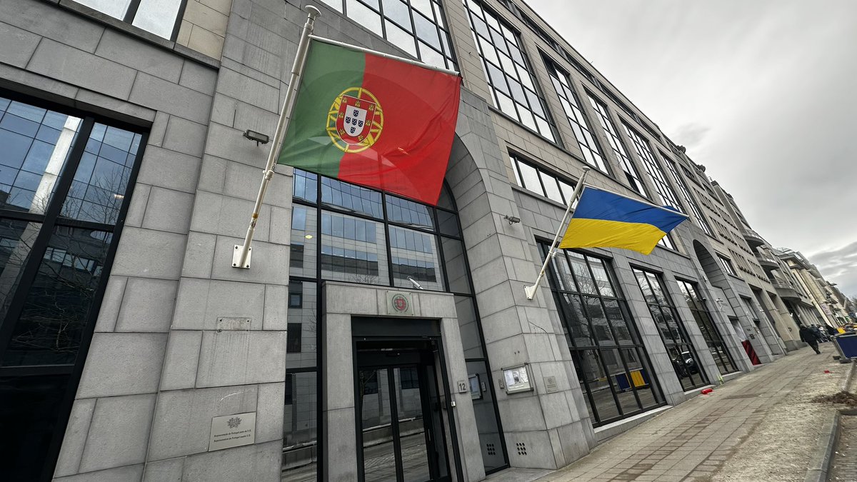 Três anos de guerra, três anos de dor e de resistência. 🇺🇦 Hoje, ao içarmos a bandeira ucraniana, reafirmamos o nosso compromisso com a liberdade, a paz e a esperança. Permanecemos ao lado da Ucrânia, hoje e sempre. 🇪🇺🇵🇹🇺🇦