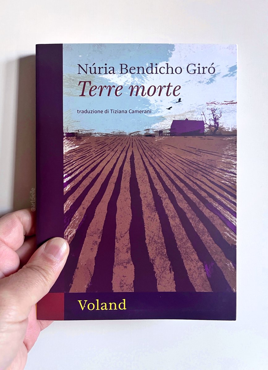 artdielle's tweet photo. “Terre morte” romanzo d’esordio di Núria Bendicho Giró #Voland è un noir esistenziale che ti trascina in un mondo rurale, aspro e oscuro, dove ogni pagina trasuda violenza e segreti. Tredici monologhi, tredici voci che si intrecciano per raccontare la storia di una famiglia maledetta, segnata da un omicidio brutale: Joan, tornato dopo tre anni, viene ucciso con un colpo alla schiena nella masia isolata tra le montagne. Ma chi è stato?
La scrittura di Bendicho Giró è magnetica, cruda e ricorda le atmosfere alla Faulkner o le tragedie greche rivisitate in chiave moderna.