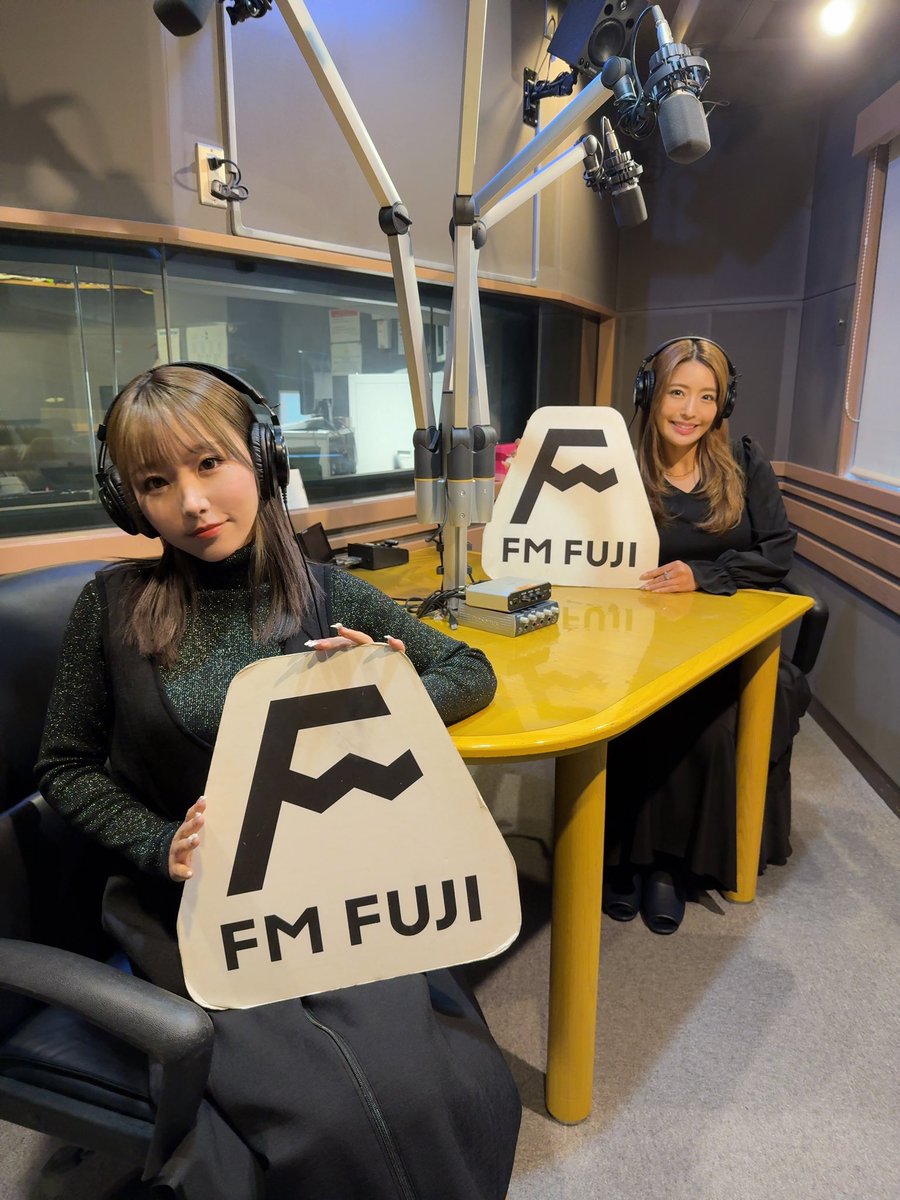 本日FM FUJIでラジオ収録してきました📻🎧🎶
3月1日より、毎週土曜24:00～24:30
橋本梨菜さん(@rinasketch )と2人でパーソナリティを務めさせていただきます！
その名も『TREND WAVE』🌊
初MC緊張したけど楽しかったᐠ(   ᐢ ᵕ ᐢ )ᐟ https://t.co/AA2mlxUvtb