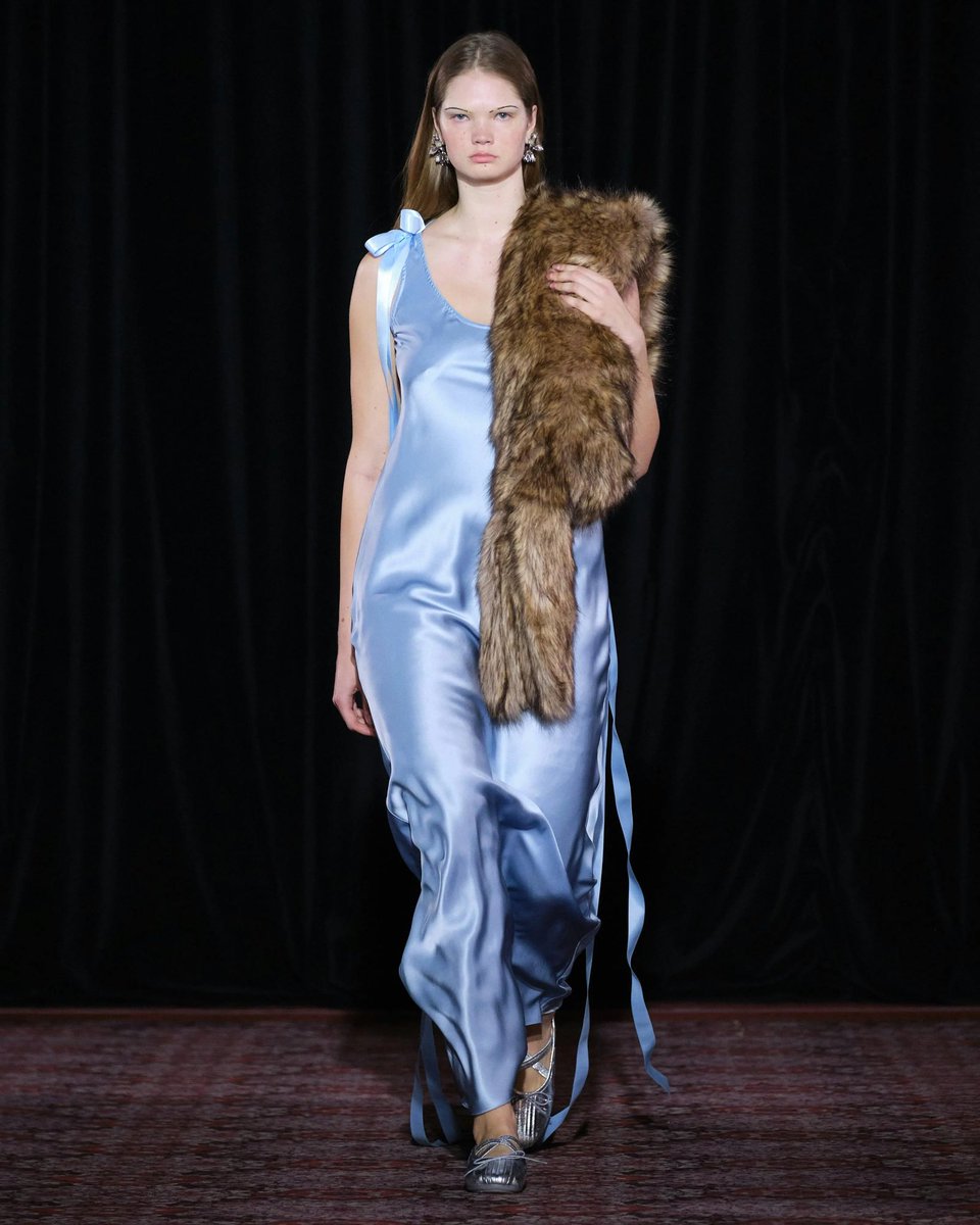 LOfficielItalia's tweet image. #LondonFashionWeek - Simone Rocha, stilista di origini irlandesi porta una collezione ispirata ai ricordi dell&apos;adolescenza e agli stereotipi legati all&apos;età della giovinezza.

In passerella anche #AlexaChung, #FionaShaw e #MinhaKim.

Qui i look: tinyurl.com/Lfw-Rocha…