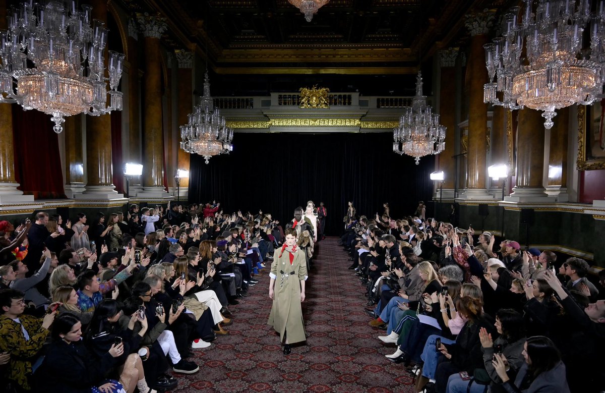 LOfficielItalia's tweet image. #LondonFashionWeek - Simone Rocha, stilista di origini irlandesi porta una collezione ispirata ai ricordi dell&apos;adolescenza e agli stereotipi legati all&apos;età della giovinezza.

In passerella anche #AlexaChung, #FionaShaw e #MinhaKim.

Qui i look: tinyurl.com/Lfw-Rocha…