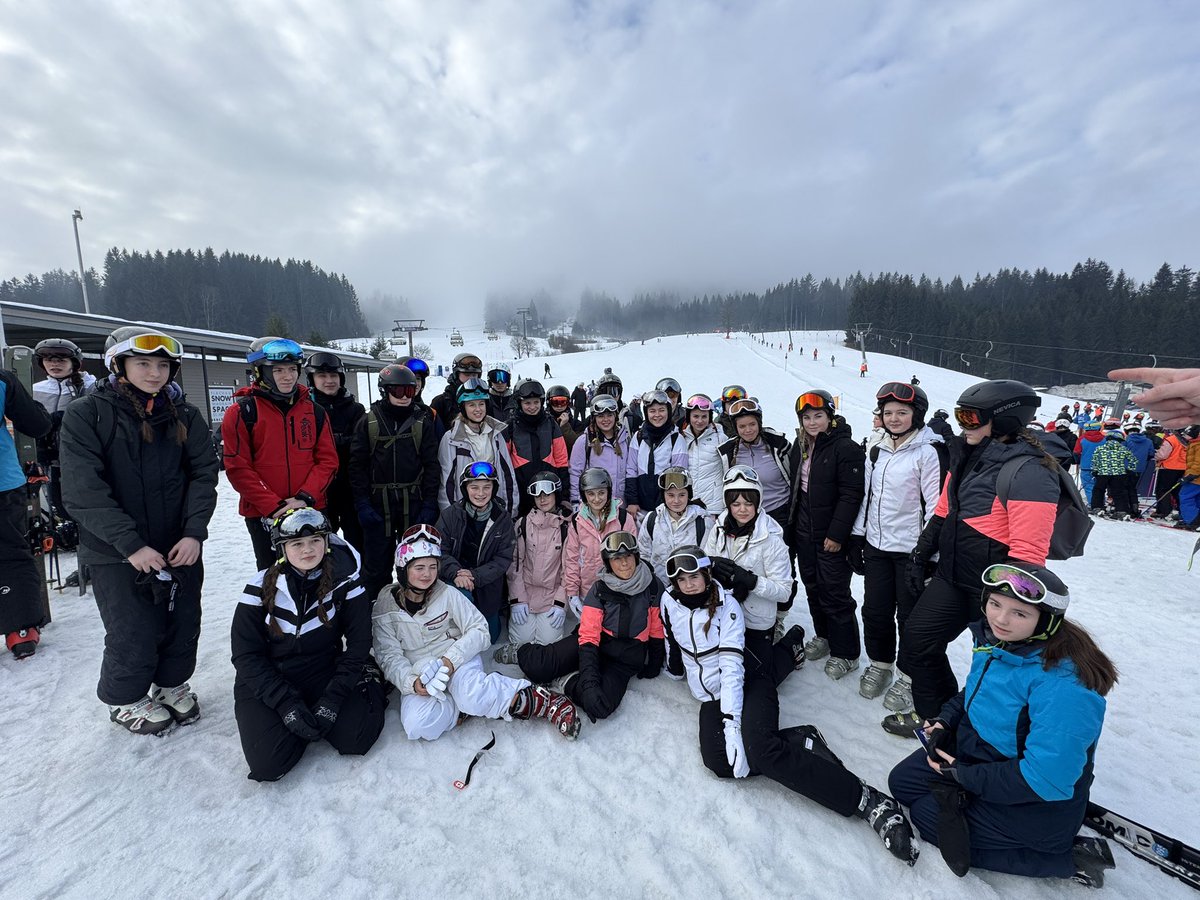 CAHS_PE's tweet image. Day 1 in Flachau, Austria 🇦🇹 🎿🚡⛷️all students in their groups for the week, sun is shining ⛅️ @CastellAlun