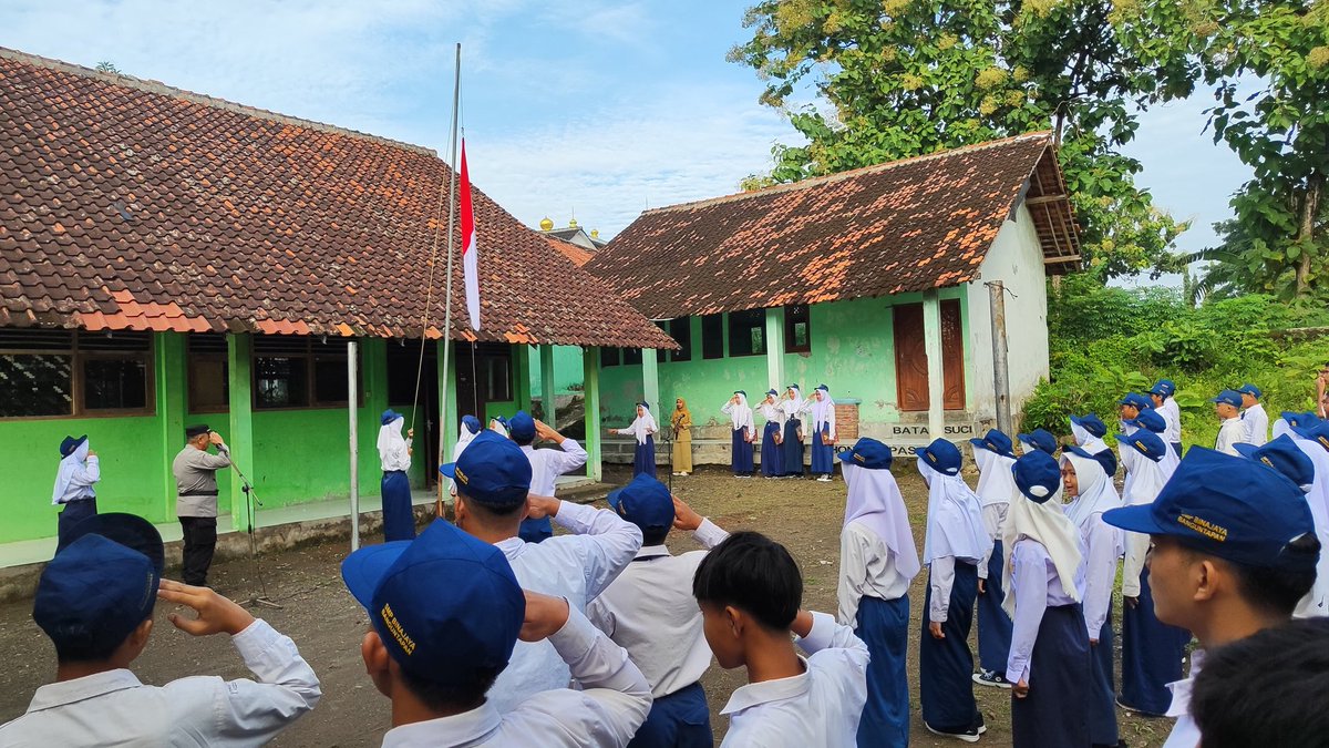 humas_btapan's tweet image. Upaya menciptakan generasi muda yang unggul dan berkarakter, 

Polsek Banguntapan pembinaan pelajar di SMP Binajaya Banguntapan, Bantul. Pembinaan melalui upacara bendera dengan irup Ipda Subandi. 24/2/2025

#pokja16 #upacara #smp #banguntapan #bantul #polsekbanguntapan