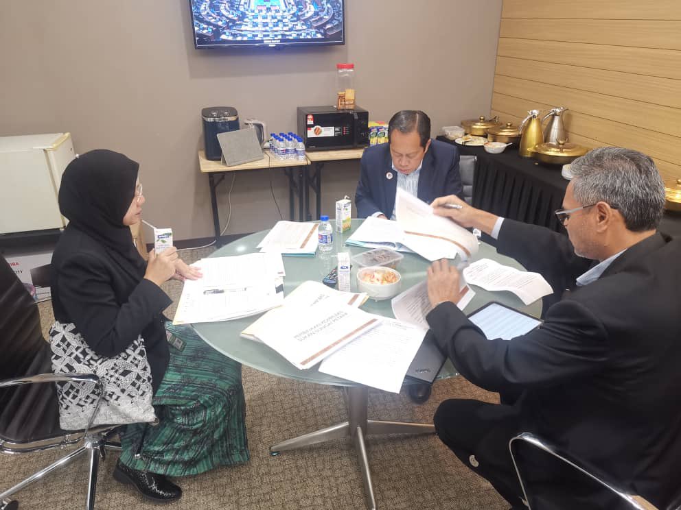 CKBA2 JKR (@ckba2_jkr) on Twitter photo Sesi briefing bersama YBTM KKR (Soalan PM17-YB Sungai Petani) bagi projek Pembinaan Kompleks Sukan Sungai Petani. Dihadiri oleh Pengarah CKBA2 bersama wakil BPP1.
<a href="/moworksmy/">Kementerian Kerja Raya Malaysia</a>
<a href="/IPJKR_Official/">JKR Malaysia Rasmi</a>
<a href="/RoslanisE/">Roslan bin Ismail</a>
<a href="/TkpkrBangunan/">PEJABAT TKPKR (Sektor Bangunan)</a>
<a href="/IEsa2018/">IbrahimEsa2018</a>
<a href="/Shahrom_007/">Mohd Shahrom</a>
<a href="/IrZulkifli3/">Ir Zulkifli Abdul Rashad</a>
<a href="/BaizuraSBMN/">Siti Baizura binti Mohamad Noor</a> Sesi briefing bersama YBTM KKR (Soalan PM17-YB Sungai Petani) bagi projek Pembinaan Kompleks Sukan Sungai Petani. Dihadiri oleh Pengarah CKBA2 bersama wakil BPP1.
<a href="/moworksmy/">Kementerian Kerja Raya Malaysia</a>
<a href="/IPJKR_Official/">JKR Malaysia Rasmi</a>
<a href="/RoslanisE/">Roslan bin Ismail</a>
<a href="/TkpkrBangunan/">PEJABAT TKPKR (Sektor Bangunan)</a>
<a href="/IEsa2018/">IbrahimEsa2018</a>
<a href="/Shahrom_007/">Mohd Shahrom</a>
<a href="/IrZulkifli3/">Ir Zulkifli Abdul Rashad</a>
<a href="/BaizuraSBMN/">Siti Baizura binti Mohamad Noor</a>