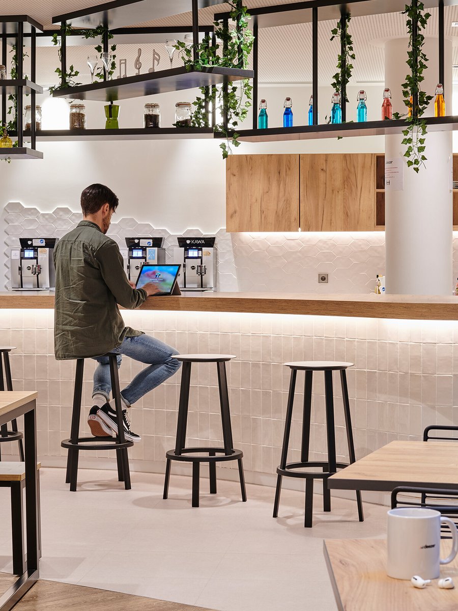 mmoserassociate's tweet image. Branded ‘hackable’ spaces showcasing content and culture – explore how we supported flexibility for @Deezer in Paris: hubs.la/Q037X6gP0

#Office #InteriorDesign #FlexibleDesign