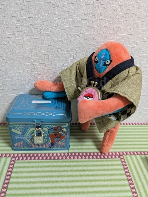 給料日の前日。
ちょっと黒字になったので、新しい貯金箱を使い始めたデオキシス

＃ポケモンfit
#ポケぬい
