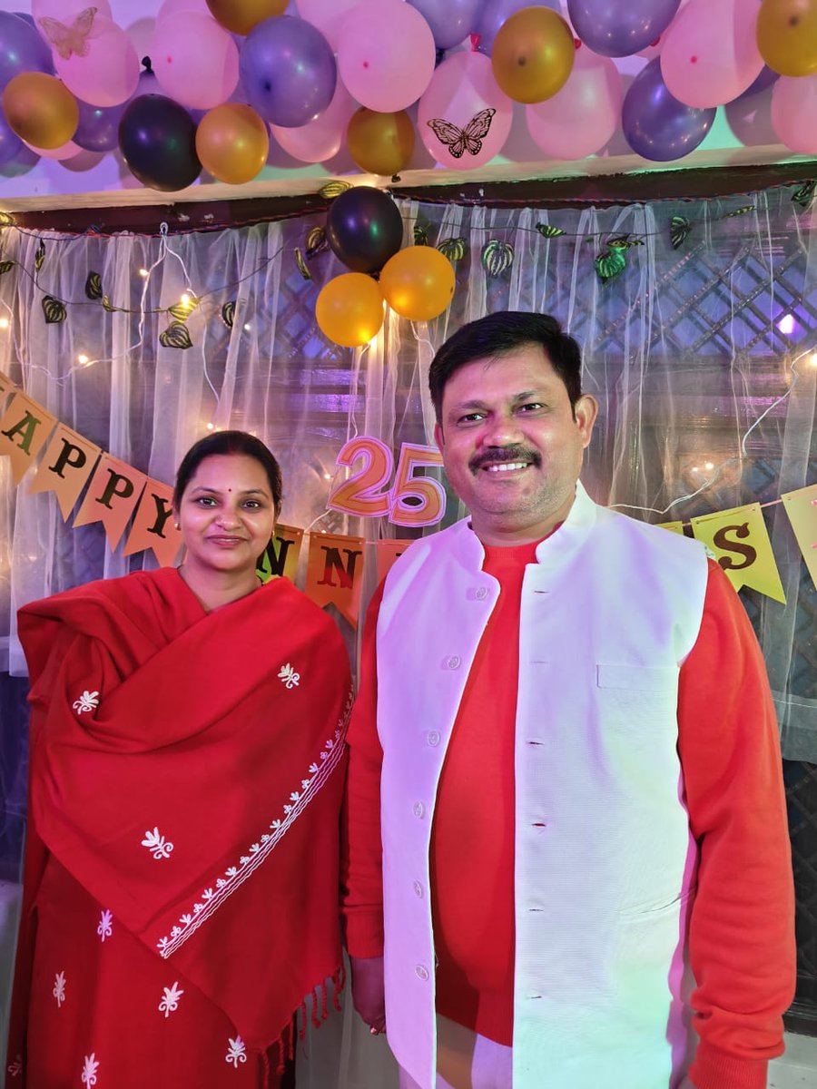 Shiva781998's tweet photo. हर सुख दुख मे सदैव अपनों के साथ खड़े रहने वाले आदरणीय दादा श्री सुधाकर शुक्ला जी चेयरमैन सहकारी समिति बिसवां (जिला उपाध्यक्ष भाजपा सीतापुर) व भाभीजी को 25 वीं वैवाहिक वर्षगांठ की अनंत बधाई व शुभकामनायें 💐ईश्वर सदैव अपनी कृपा बनाये रखे #HappyAnniversarybothofyou @SudhakarshuklaB https://t.co/Tn2iTAIBeQ