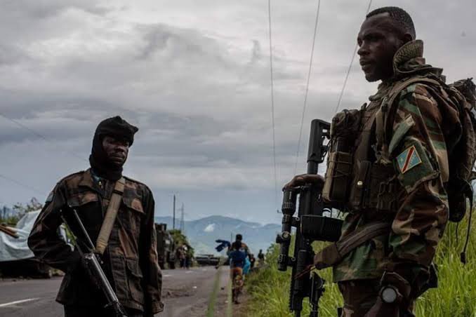 Katsuva_R's tweet photo. Pour contextualiser les choses :
1. Les chiffres officiels disent que les FARDC sont au nombre de 130 à 180.000 hommes. Or nous savons l'énorme problème de soldats "fictifs", ce système d'enrichissement des officiers qui : a. Créent des faux soldats et détournent leur soldes. b. Ne déclarent pas les soldats morts, et créent des moyens de voler leurs soldes à leurs familles pendant des années. Le chiffre le plus réaliste serait de dire que les FARDC sont au nombre de 80 à 90.000 hommes. À ces hommes il faut ajouter des wazalendo, dont le nombre exact est inconnu. Certaines milices ont 50 hommes, d'autres 2000 ou plus. On peut arrondir à un gros 120.000 hommes (FARDC+WAZA)
2. Selon mes sources, les M23 sont passés de 10.000 hommes en début 2022 à plus de 60.000 hommes en 2025. C'est entre 60 et 80.000 hommes. Maintenant AFC, qui est l'ensemble de plusieurs groupes armés et milice, pourrait compter donc 10 à 20.000 autres hommes. Puis les aides étrangères supposées c'est entre 4000 et 10.000. Donc on peut dire un gros total de 80.000 hommes.
3. Le moral des FARDC est au plus bas. Depuis la mort confirmée de Peter Chirimwami, et qu'on dit que ce serait par un feu ami, donc par trahison, et la chute de Goma et Bukavu, les troupes sont démoralisées. Peut-être que la prime unique de 500$ que Félix va leur donner va les motiver... (mais ici aussi tout l'argent risque d'être détourné. Les plus chanceux des soldats aura peut-être 100$ seulement. En même temps, la prime sera source de jalousie pour les unités non concernées et les wazalendo. Il aurait été plus judicieux de donner à tout le monde.
4. Le moral des troupes rebelles est au plus fort. Galvanisés par les victoires successives. Mais aussi certains se battent pour rentrer chez eux. Puis la prise en charge aussi : la très grande majeure partie des recettes de AFC/M23 va à la branche armée. Ils ont ube logistique rigoureuse, sont bien nourris et payés régulièrement.

Voilà le tableau quasi-complet de la situation : 80.000 hommes motivés, mieux équipés et mieux nourris, contre 120.000 non motivés, démoralisés, humiliés, dont les salaires sont détournés. 

Ceci implique que le processus de Nairobi doive évoluer !

Il n'est plus question, pour les rebelles, d'être cantonnés. Quel homme accepterait de quitter la gestion de 2 provinces et 5 frontières, pour aller vivre dans un camp ?

Il n'est donc plus question de quitter les zones qu'ils contrôlent !

Les enchères ont monté. Et plus tard on négociera, plus chères seront les revendications des rebelles.
Quelqu'un doit faire voir ce tableau au Président. Pour qu'il comprenne ce qui est réellement en face.