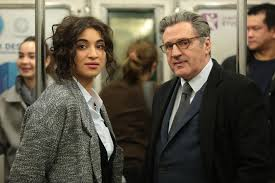 merlinpapin3's tweet photo. .@FredOL69007 Ce soir sur @FranceTV #France3 le film #LeBrio de Yvan Attal (2017) avec Daniel Auteuil Camélia Jordana Yasin Houicha Jean Baptiste Lafarge Nozha Khouadra Nicolas Vaude
Neïla Salah a grandi à Créteil et rêve de devenir avocate. Inscrite à la grande université parisienne d'Assas, elle se confronte dès le premier jour à Pierre Mazard, professeur connu pour ses provocations et ses dérapages. Pierre lui reproche d'être arrivée en retard, ce que d'aucuns jugent raciste. Or l'échange a été filmé et diffusé sur Internet. La direction de l'université demande au professeur de se racheter. Pour ce faire, il devra préparer Neïla à un prestigieux concours d'éloquence. A la fois cynique et exigeant, Pierre pourrait devenir le mentor dont elle a besoin. Encore faut-il qu'ils parviennent tous les deux à dépasser les préjugés qu'ils entretiennent l'un contre l'autre...