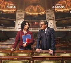 merlinpapin3's tweet photo. .@FredOL69007 Ce soir sur @FranceTV #France3 le film #LeBrio de Yvan Attal (2017) avec Daniel Auteuil Camélia Jordana Yasin Houicha Jean Baptiste Lafarge Nozha Khouadra Nicolas Vaude
Neïla Salah a grandi à Créteil et rêve de devenir avocate. Inscrite à la grande université parisienne d'Assas, elle se confronte dès le premier jour à Pierre Mazard, professeur connu pour ses provocations et ses dérapages. Pierre lui reproche d'être arrivée en retard, ce que d'aucuns jugent raciste. Or l'échange a été filmé et diffusé sur Internet. La direction de l'université demande au professeur de se racheter. Pour ce faire, il devra préparer Neïla à un prestigieux concours d'éloquence. A la fois cynique et exigeant, Pierre pourrait devenir le mentor dont elle a besoin. Encore faut-il qu'ils parviennent tous les deux à dépasser les préjugés qu'ils entretiennent l'un contre l'autre...
