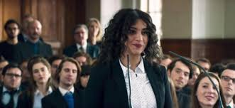 merlinpapin3's tweet photo. .@FredOL69007 Ce soir sur @FranceTV #France3 le film #LeBrio de Yvan Attal (2017) avec Daniel Auteuil Camélia Jordana Yasin Houicha Jean Baptiste Lafarge Nozha Khouadra Nicolas Vaude
Neïla Salah a grandi à Créteil et rêve de devenir avocate. Inscrite à la grande université parisienne d'Assas, elle se confronte dès le premier jour à Pierre Mazard, professeur connu pour ses provocations et ses dérapages. Pierre lui reproche d'être arrivée en retard, ce que d'aucuns jugent raciste. Or l'échange a été filmé et diffusé sur Internet. La direction de l'université demande au professeur de se racheter. Pour ce faire, il devra préparer Neïla à un prestigieux concours d'éloquence. A la fois cynique et exigeant, Pierre pourrait devenir le mentor dont elle a besoin. Encore faut-il qu'ils parviennent tous les deux à dépasser les préjugés qu'ils entretiennent l'un contre l'autre...