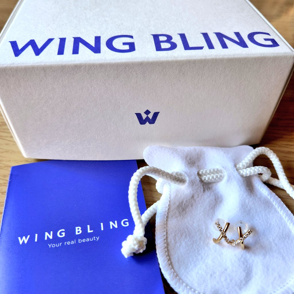 kikirarakuoz's tweet photo. 招待で参加させていただきました #hugkumi で、#wingbling 様のブースで1等が当たり、ピアスを頂きました🙏💕事前にインスタで、IUちゃんのがかわいいなぁと思って見に行ったんですが現物めちゃくちゃ華奢でw 顔が今の3分の1ぐらいにならないと使いこなせなさそうだったので、クロスのピアスを!!w↓ https://t.co/6eEpPASPf4