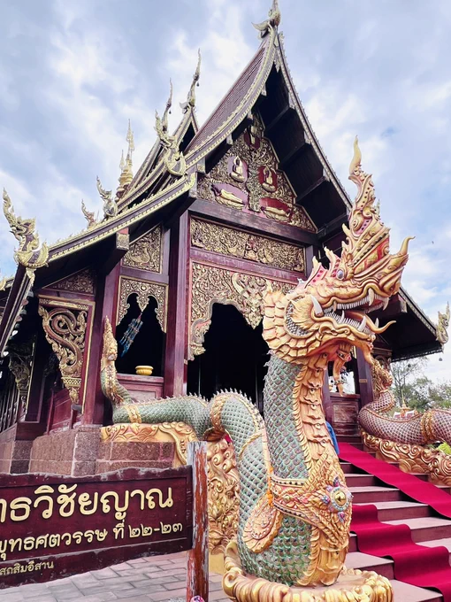 ワット サワーン ホゥアナー カム วัดสว่างหัวนาคำ美しい木造ラーンナー様式寺院大型バス4台で小学生の団体が来ていて、大急ぎで撮影してまわりました。じっくりゆっくり見たかった 