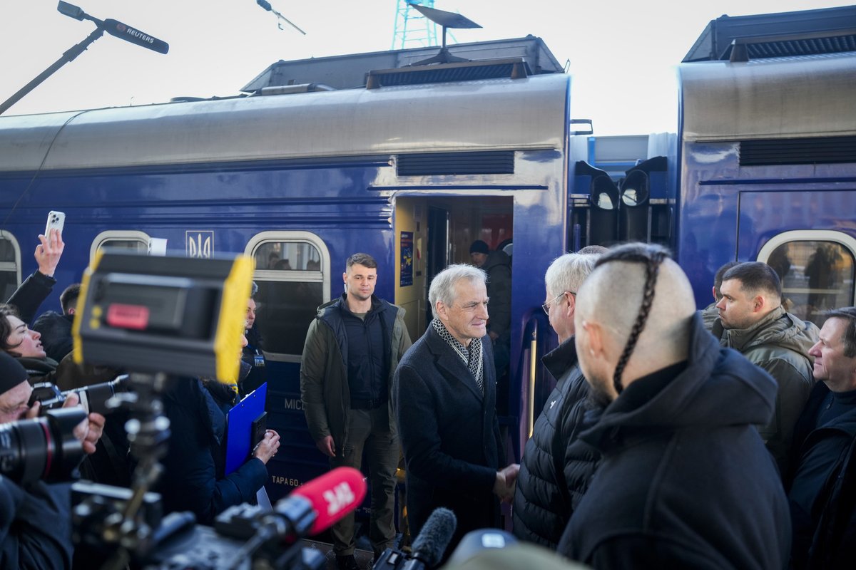 SMK (@statsmin_kontor) on Twitter photo Statsminister <a href="/jonasgahrstore/">Jonas Gahr Støre</a> er i Kyiv, på dagen tre år etter Russlands ulovlige invasjon av Ukraina. regjeringen.no/id3089124/ Foto: Javad Parsa / NTB Statsminister <a href="/jonasgahrstore/">Jonas Gahr Støre</a> er i Kyiv, på dagen tre år etter Russlands ulovlige invasjon av Ukraina. regjeringen.no/id3089124/ Foto: Javad Parsa / NTB